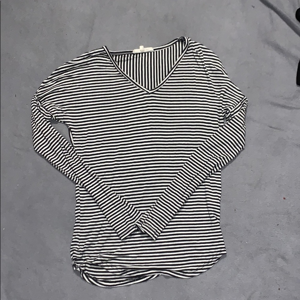 Long sleeve V-neck black and white shirt